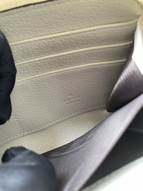 グッチ財布コピー着用イメージ